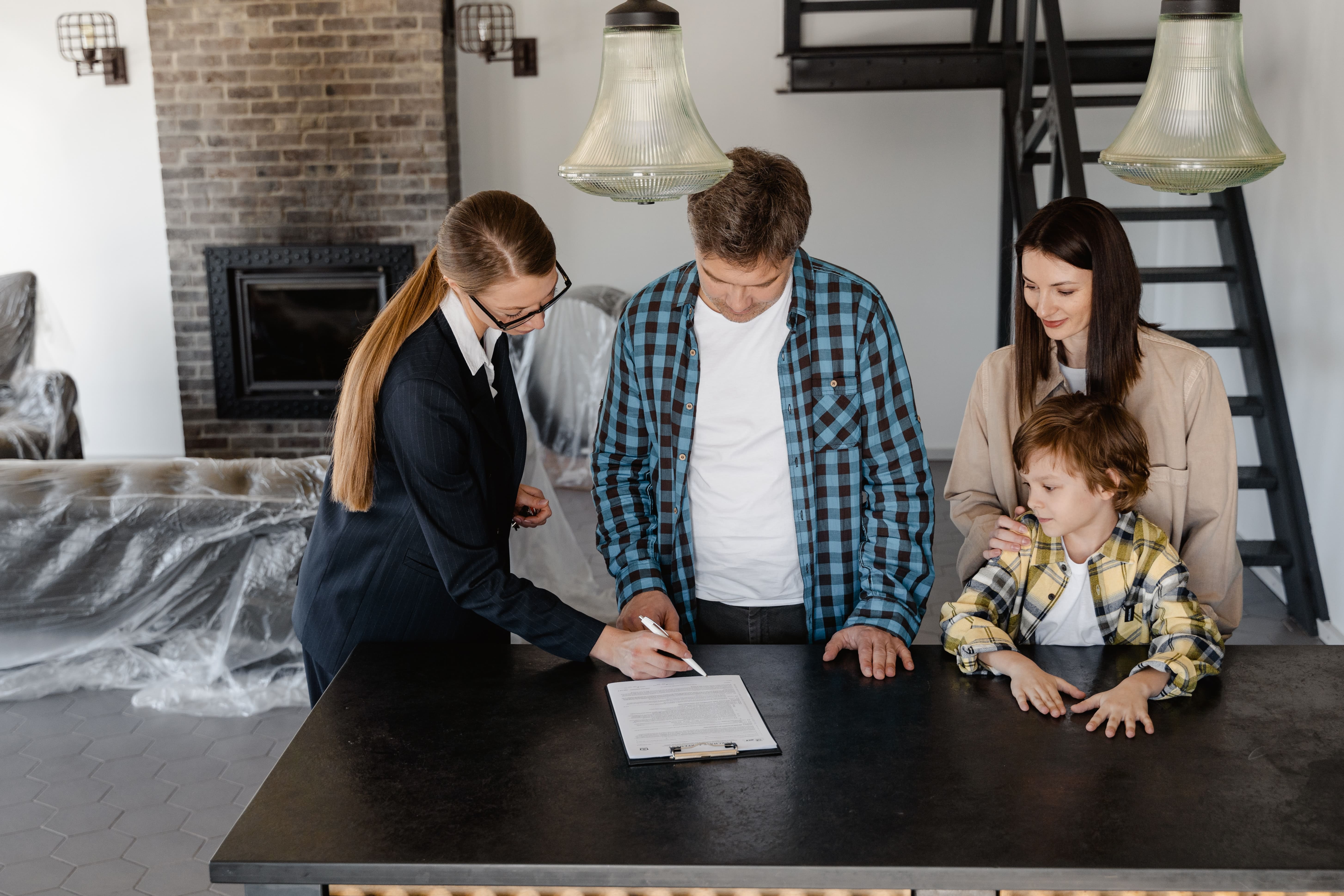 Signature de contrat d'assurance de prêts en famille